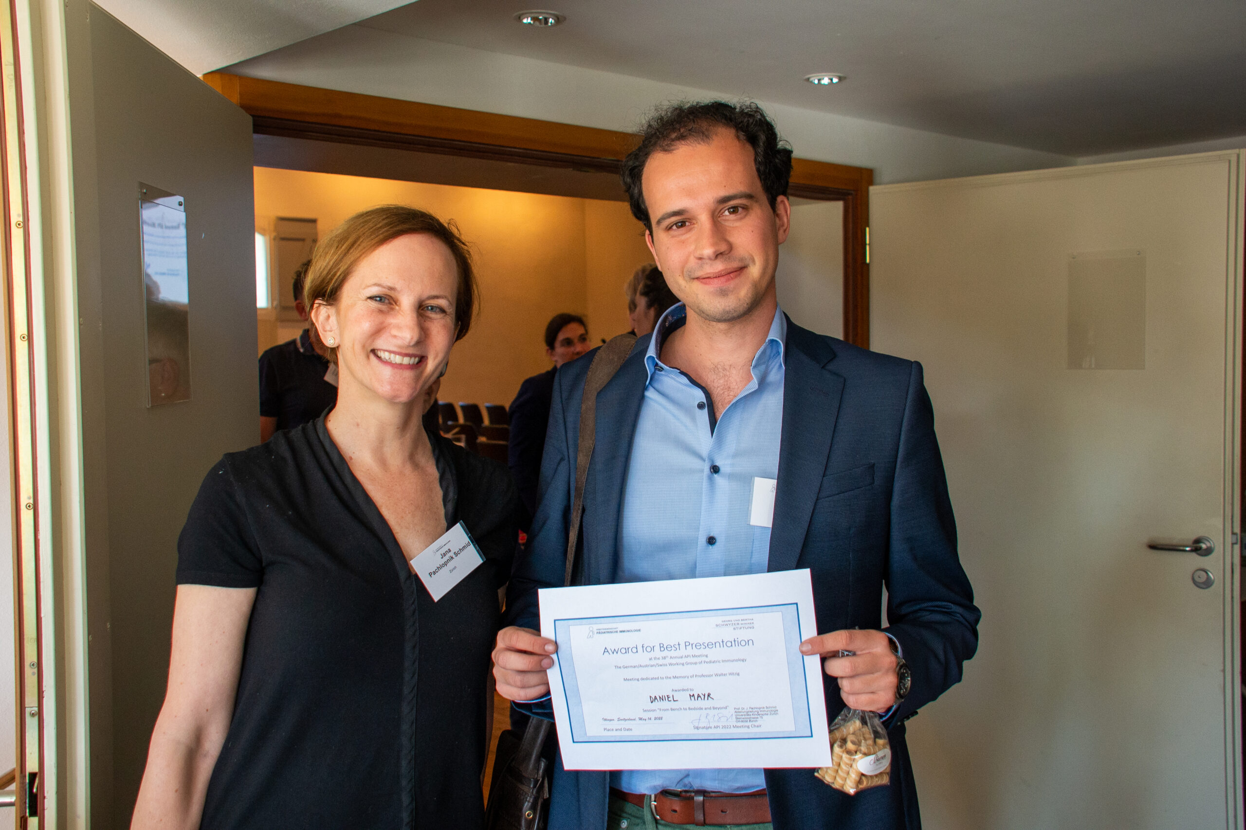 Daniel Mayr receives award for best presentation at API 2022